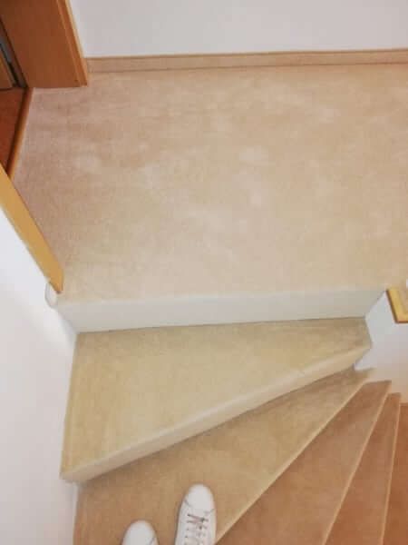 Teppich auf Treppe verlegt