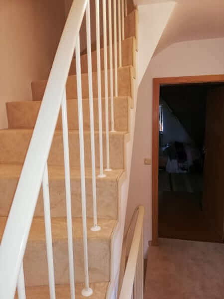 Teppich auf Treppe verlegt